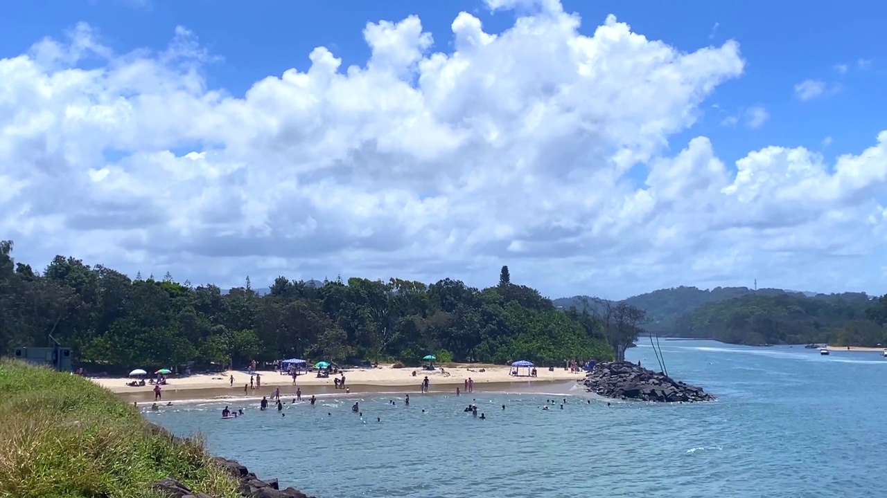 由海滨长廊由河到海视频素材