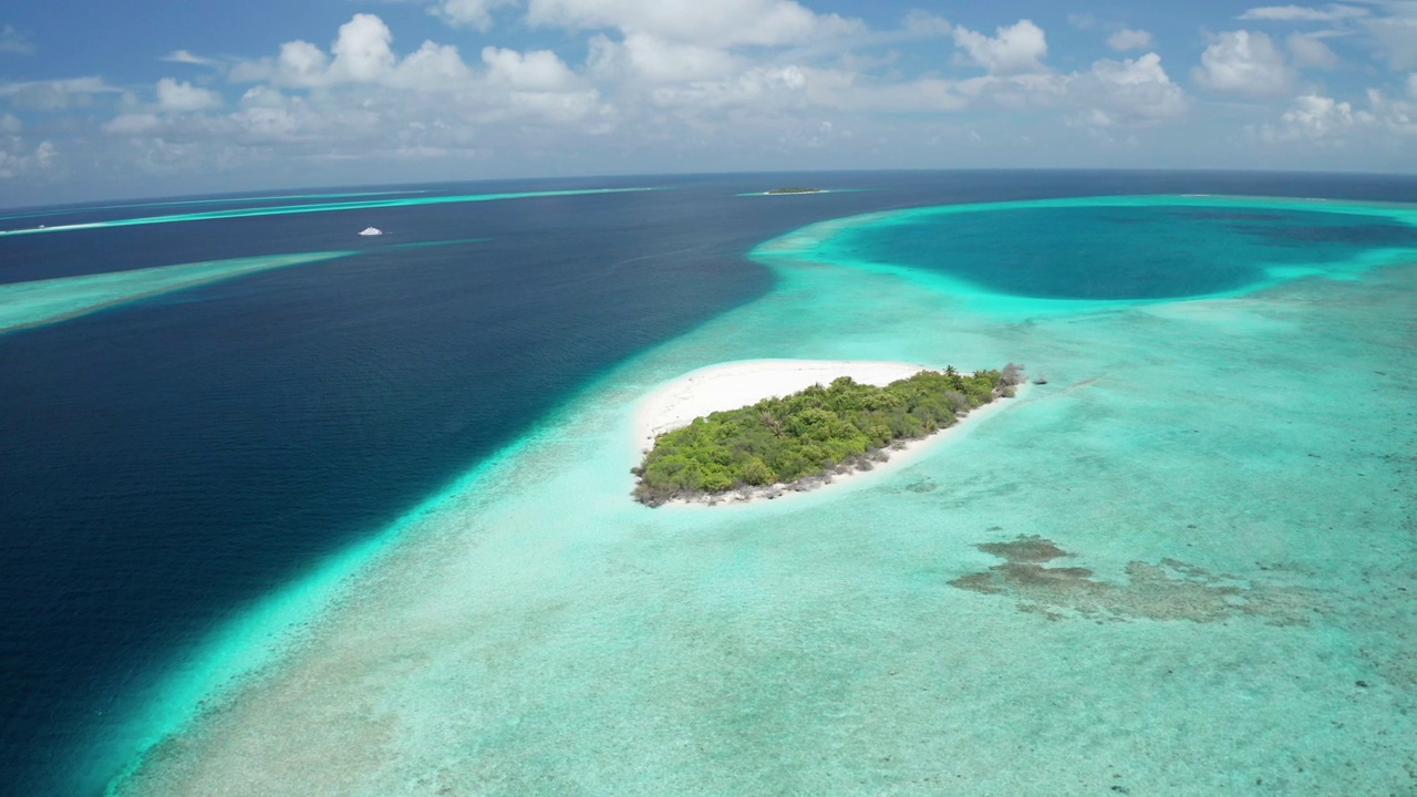 在海洋和热带岛屿上的风景优美的空中飞行。Fulhadhoo、马尔代夫视频素材