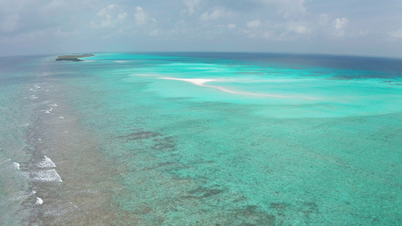 在海洋和热带岛屿上的风景优美的空中飞行。Fulhadhoo、马尔代夫视频素材