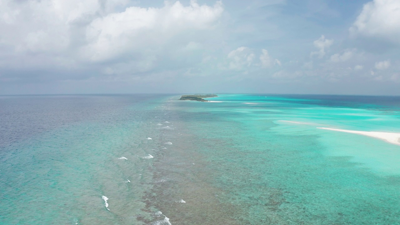 在海洋和热带岛屿上的风景优美的空中飞行。Fulhadhoo、马尔代夫视频素材