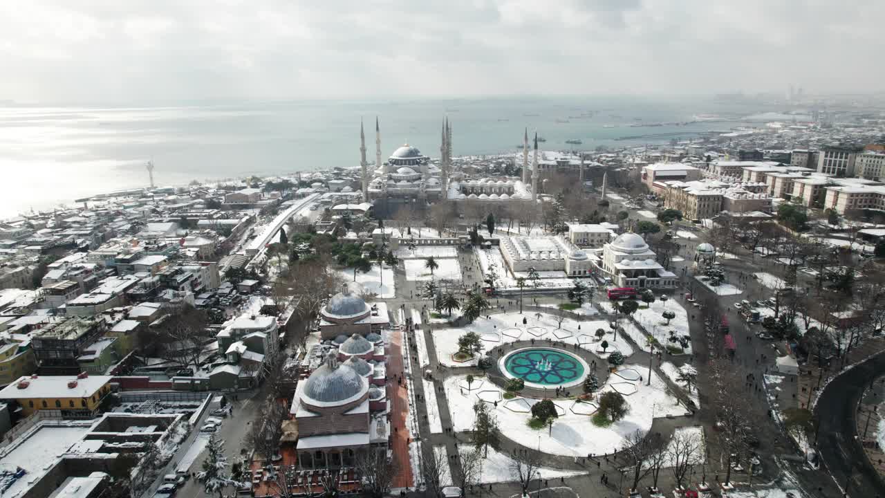 4K下雪的伊斯坦布尔无人机镜头在冬天-下雪的圣索菲亚大教堂和蓝色清真寺视频素材