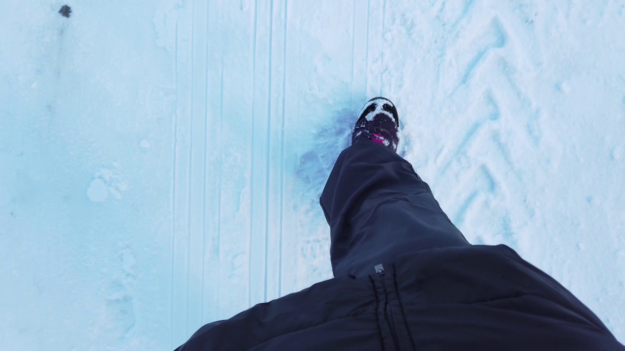 一个女人走在雪地里。视频素材