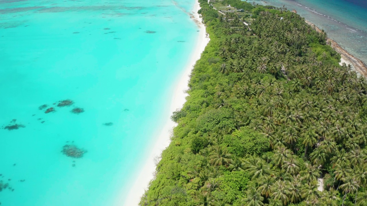 在海洋和热带岛屿上的风景优美的空中飞行。Fulhadhoo、马尔代夫视频素材