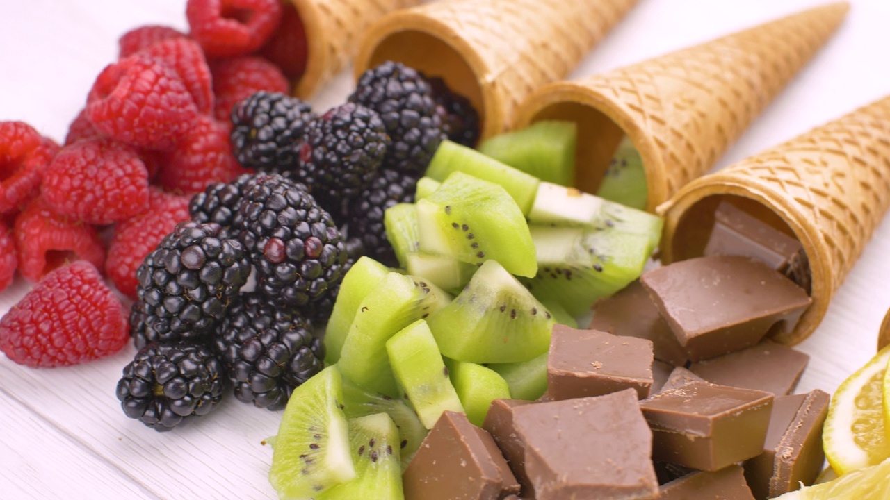 甜筒华夫饼配新鲜水果和巧克力，自制冰淇淋视频素材