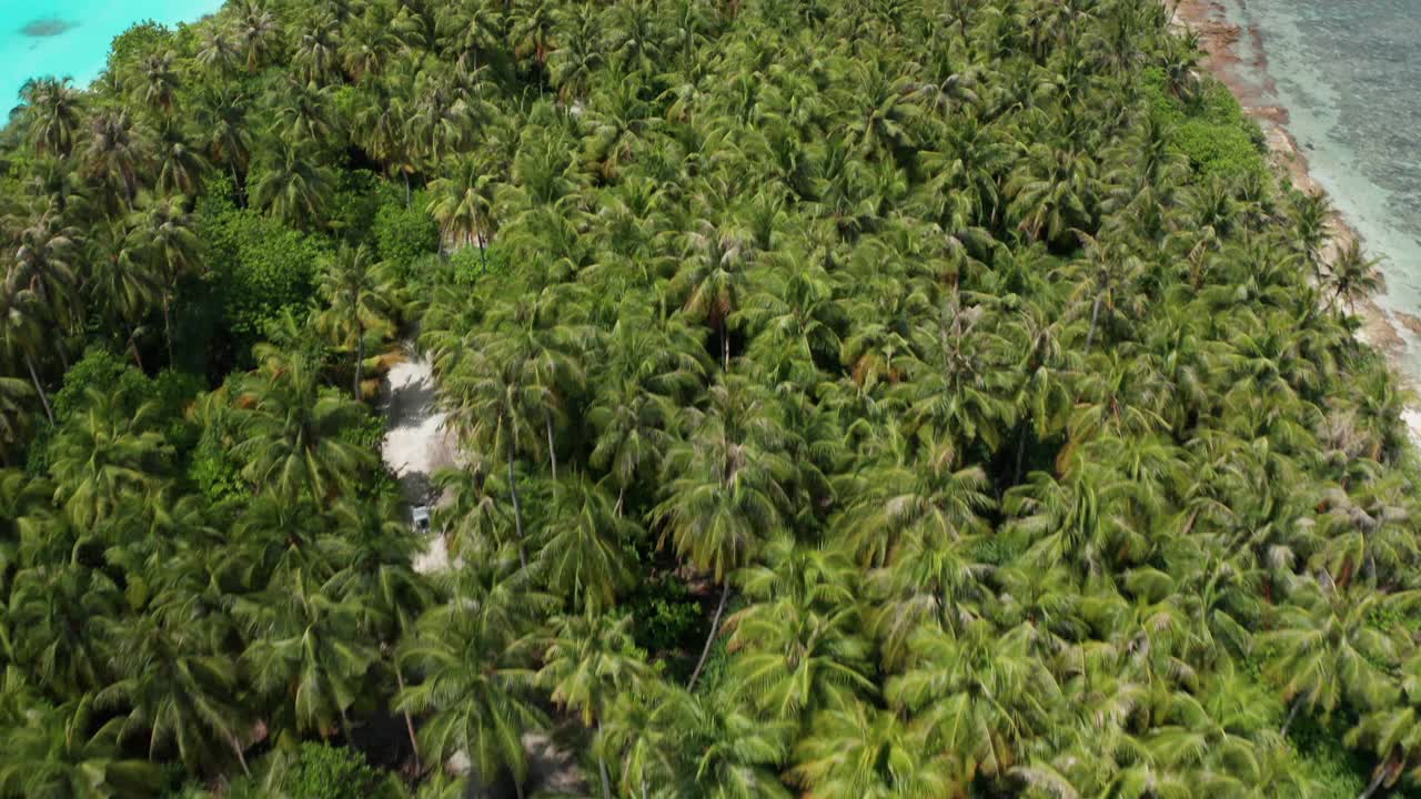 在海洋和热带岛屿上的风景优美的空中飞行。Fulhadhoo、马尔代夫视频素材