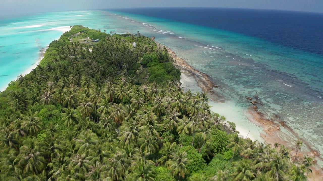 在海洋和热带岛屿上的风景优美的空中飞行。Fulhadhoo、马尔代夫视频素材