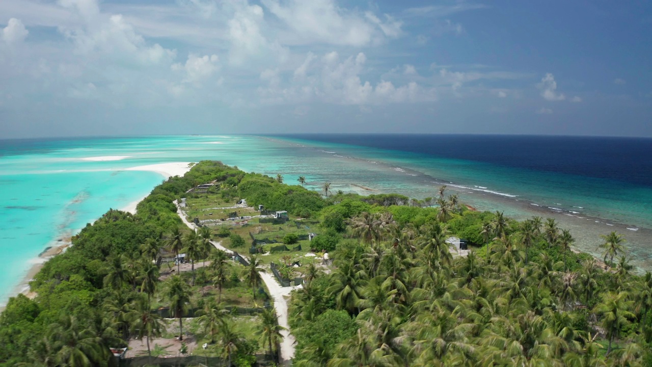 在海洋和热带岛屿上的风景优美的空中飞行。Fulhadhoo、马尔代夫视频素材