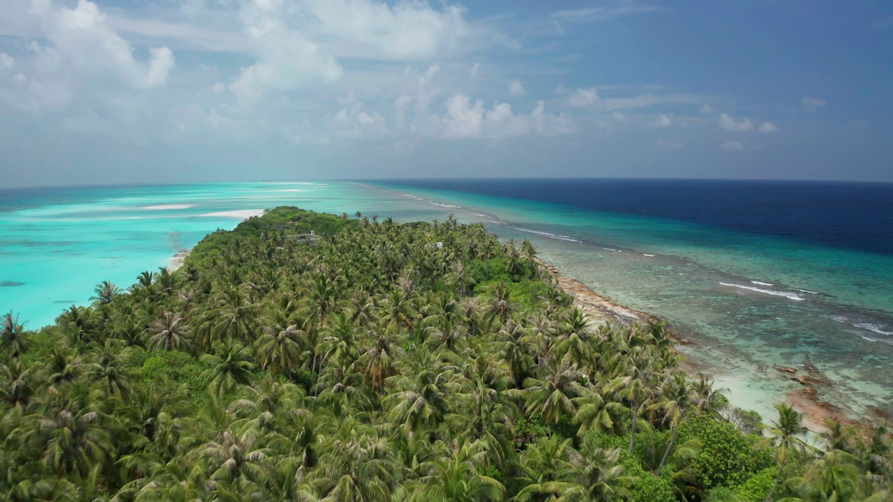 在海洋和热带岛屿上的风景优美的空中飞行。Fulhadhoo、马尔代夫视频素材