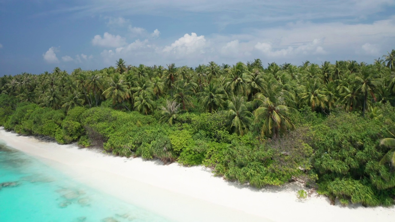 在海洋和热带岛屿上的风景优美的空中飞行。Fulhadhoo、马尔代夫视频素材