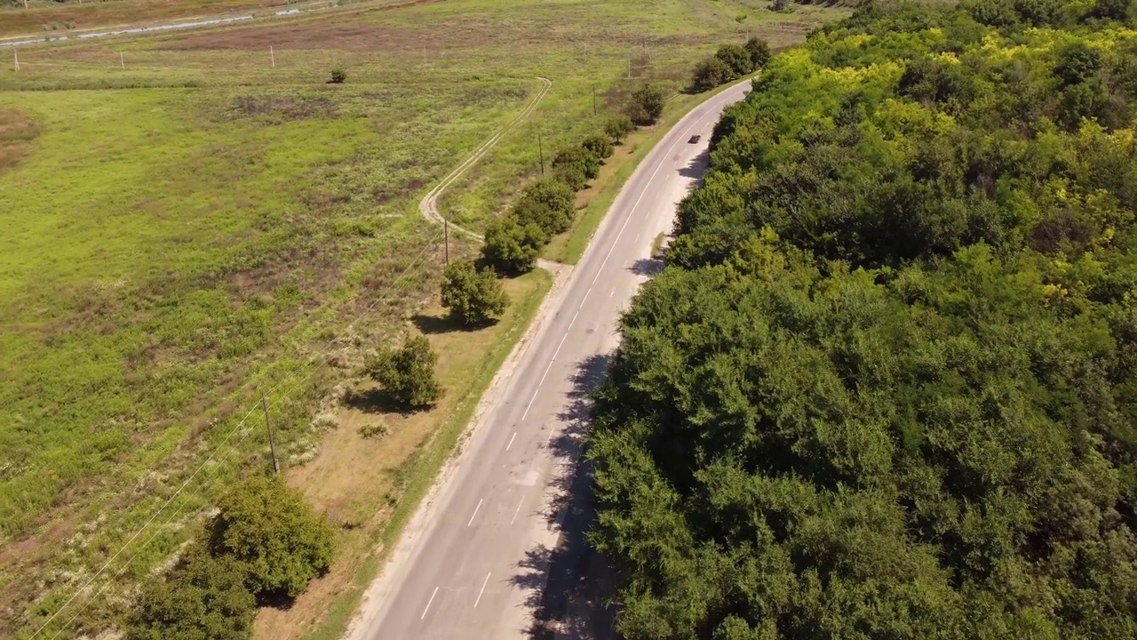 无人机在高速公路上空飞行视频下载