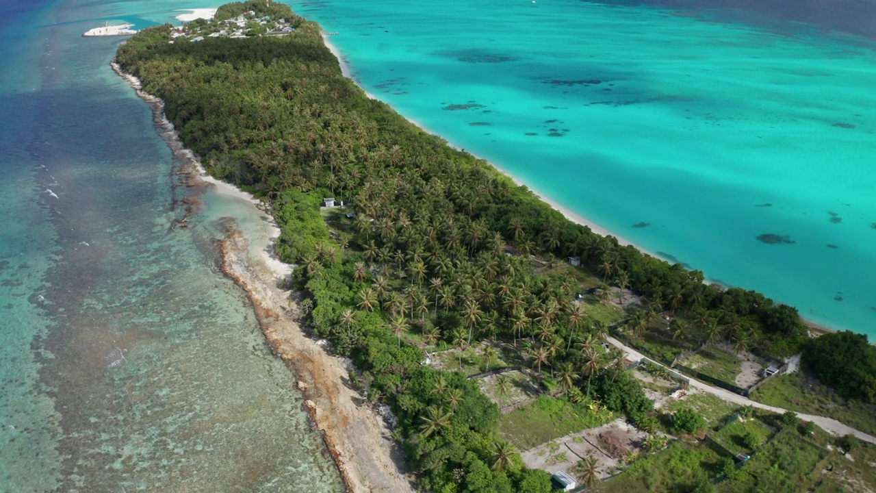 在海洋和热带岛屿上的风景优美的空中飞行。Fulhadhoo、马尔代夫视频素材