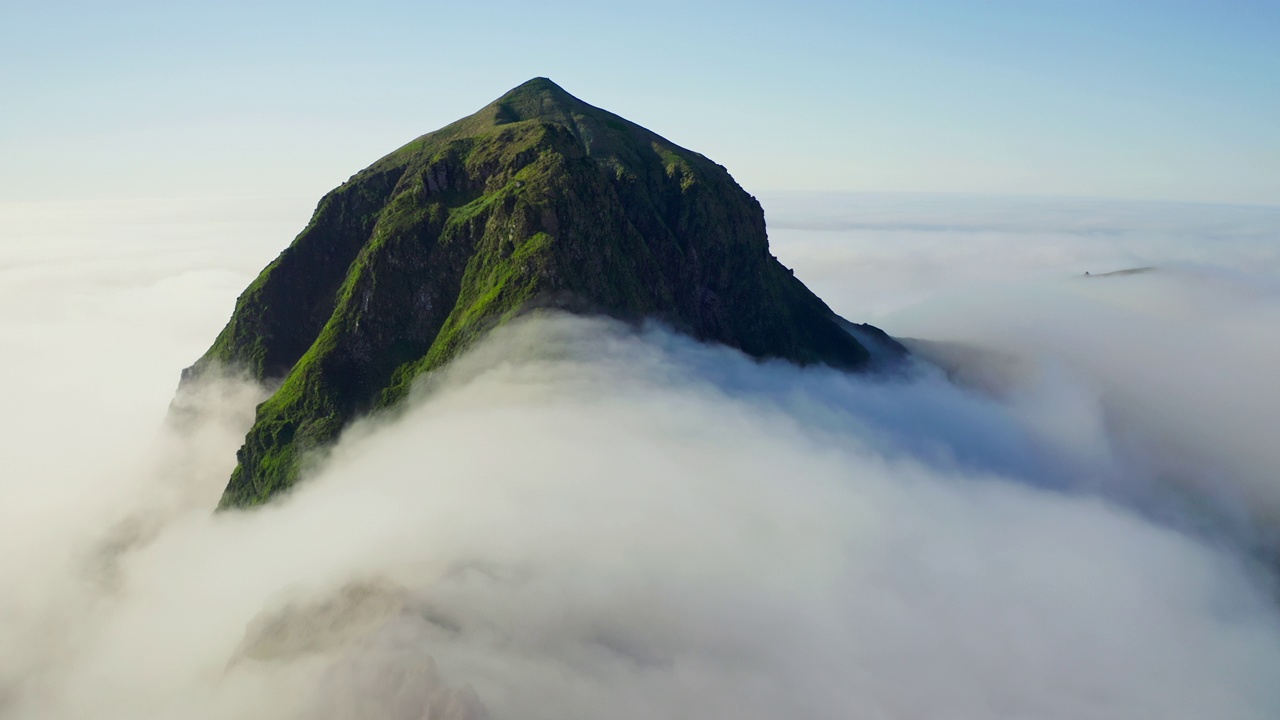 空中的全景。高高的绿峰上面密集的白云环绕着视频下载