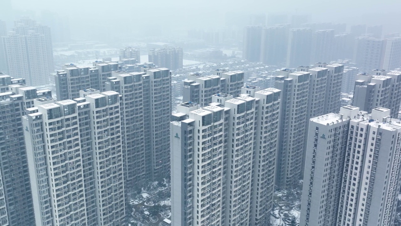 鸟瞰图的雪在城市视频素材