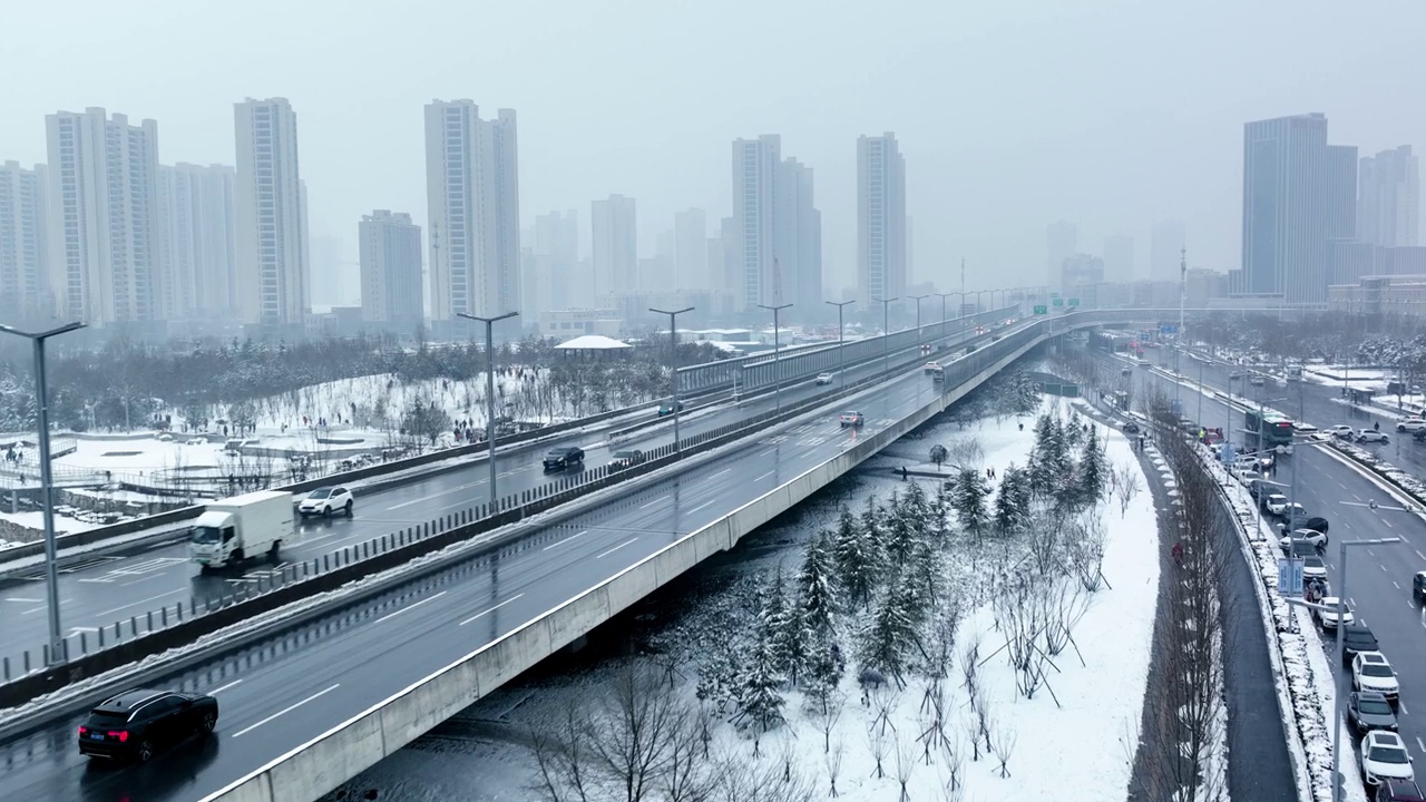 鸟瞰图的雪在城市视频素材