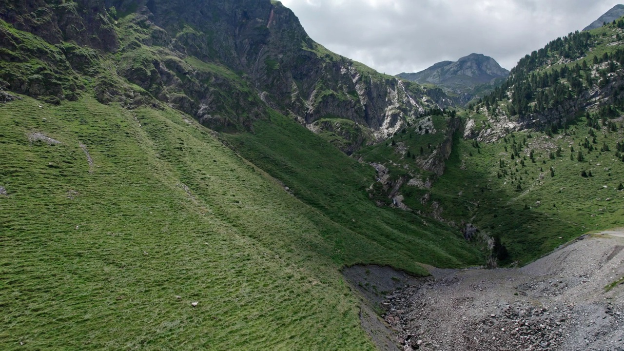 在高山峡谷的山坡上的汽车道路。穿越山脉的假期旅行。视频素材