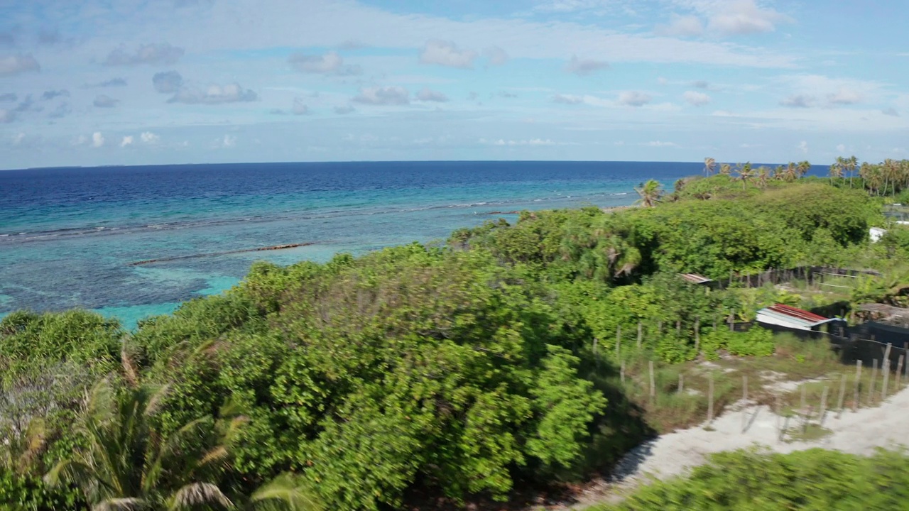 在海洋和热带岛屿上的风景优美的空中飞行。Fulhadhoo、马尔代夫视频素材