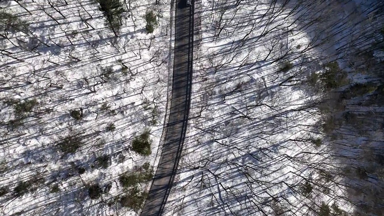 鸟瞰雪山公路视频素材