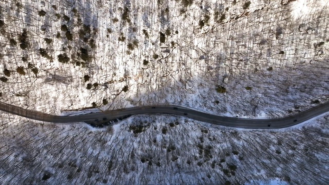 鸟瞰雪山公路视频素材