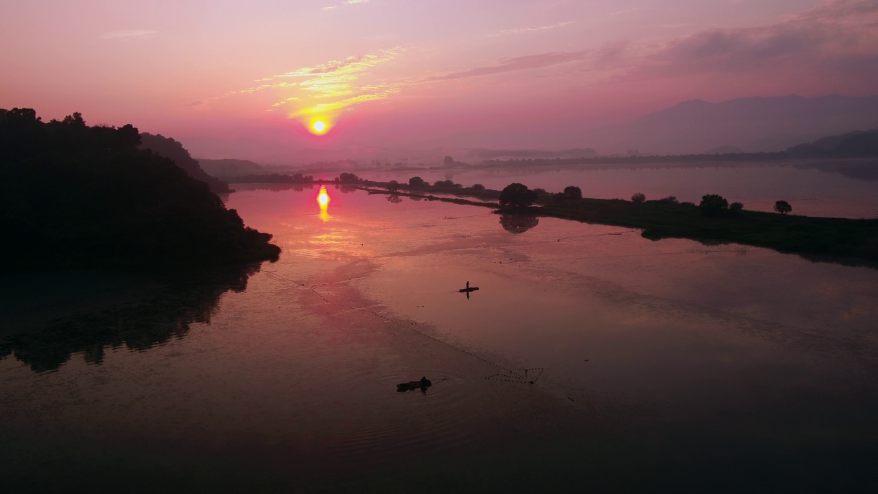 在韩国庆尚南道昌宁郡牛浦湿地岸边，一个人划船的夕阳视频素材