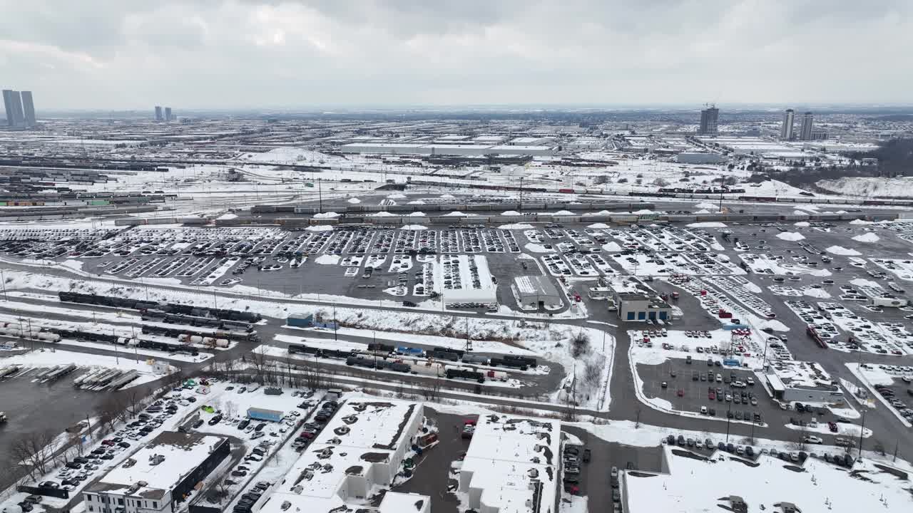 下雪时鸟瞰停车场。汽车被雪覆盖。视频素材