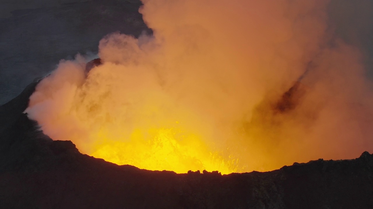 火山喷发的烟雾和熔岩的无人机视频素材