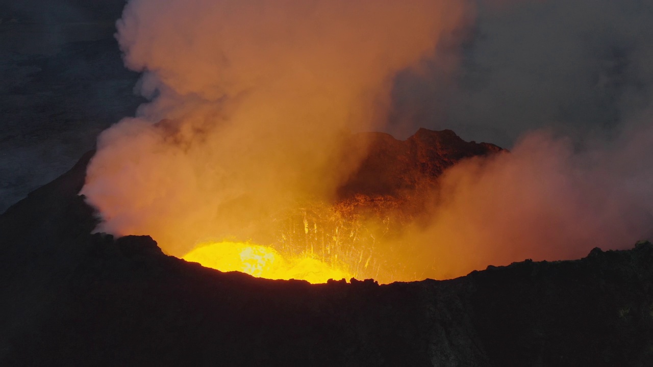 火山喷发的烟雾和熔岩的无人机视频素材