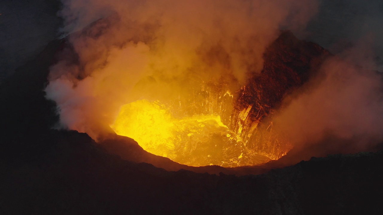 火山喷发的烟雾和熔岩的无人机视频素材