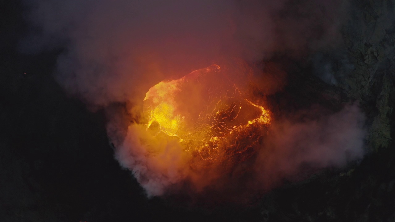 火山喷发的烟雾和熔岩的无人机视频素材