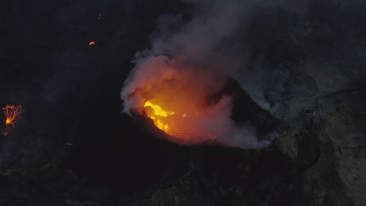 火山喷发的烟雾和熔岩的无人机视频素材