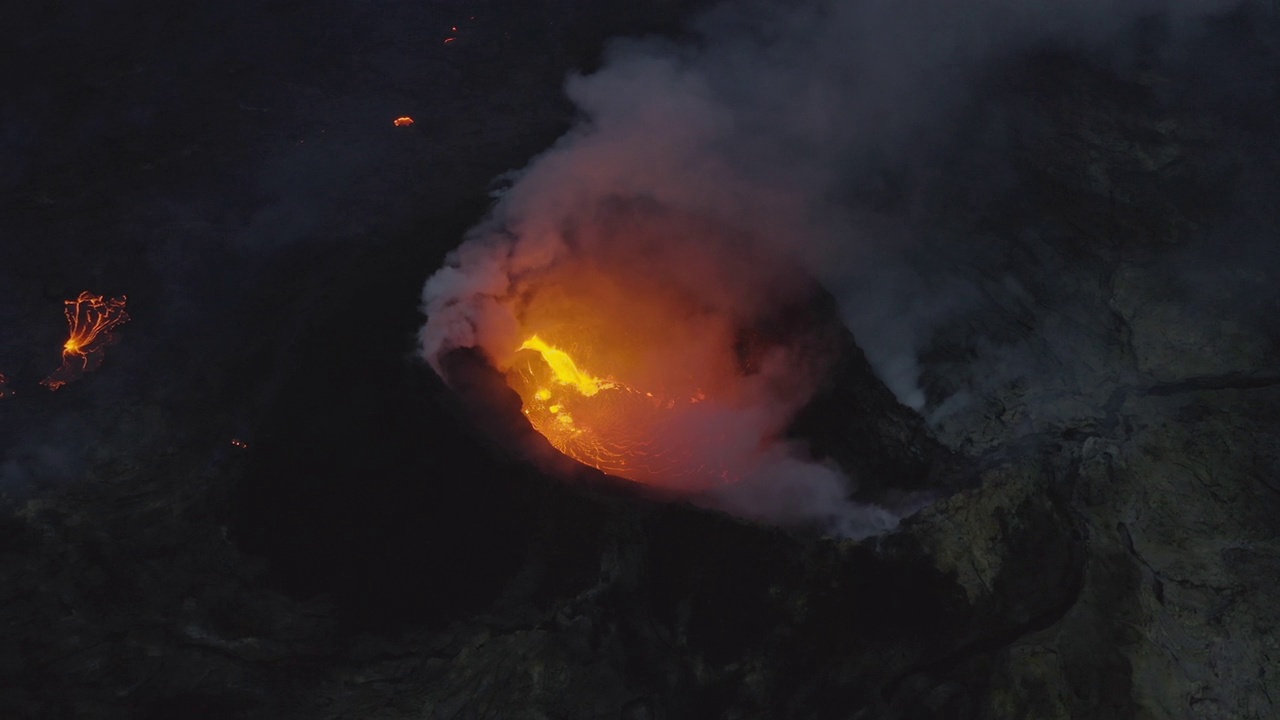 火山喷发的烟雾和熔岩的无人机视频素材