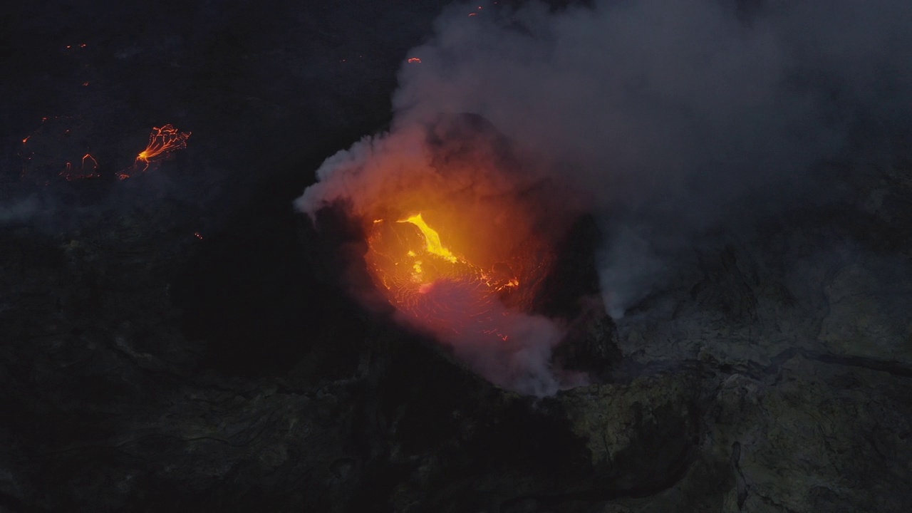 火山喷发的烟雾和熔岩的无人机视频素材