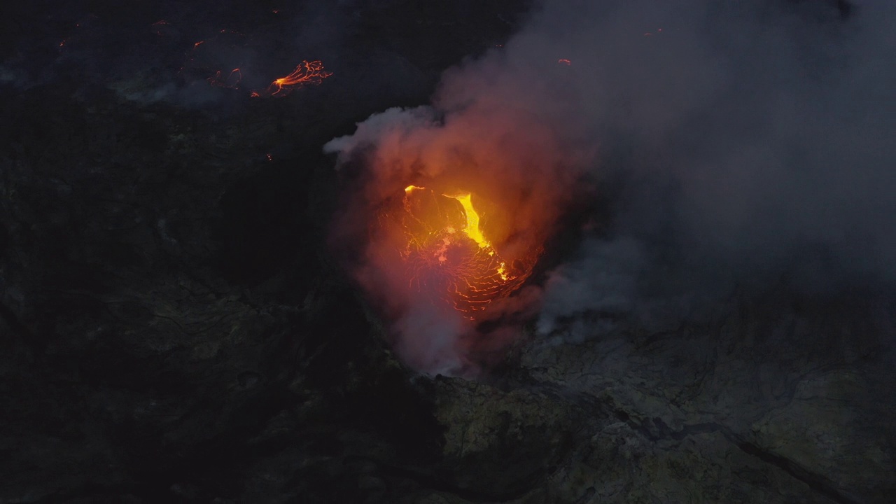 火山喷发的烟雾和熔岩的无人机视频素材