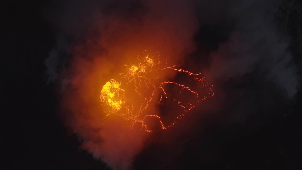 火山喷发的烟雾和熔岩的无人机视频素材