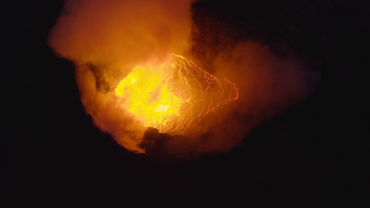 火山喷发的烟雾和熔岩的无人机视频素材