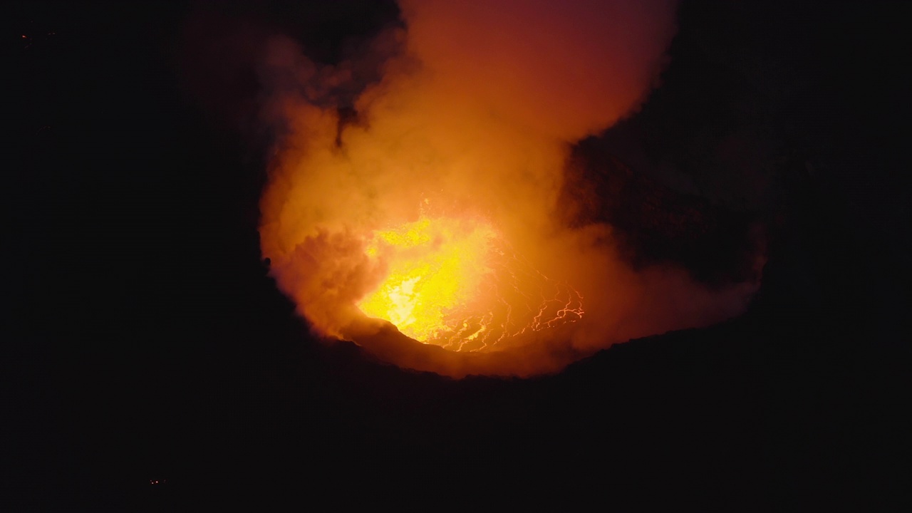 火山喷发的烟雾和熔岩的无人机视频素材