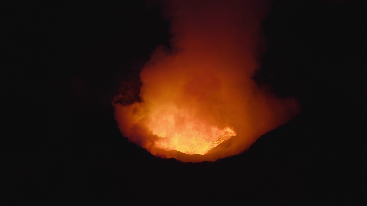 火山喷发的烟雾和熔岩的无人机视频素材