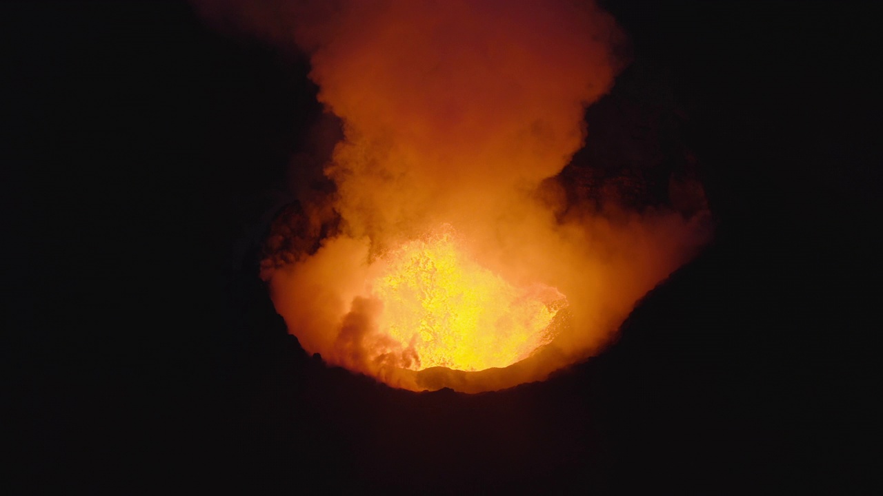 火山喷发的烟雾和熔岩的无人机视频素材