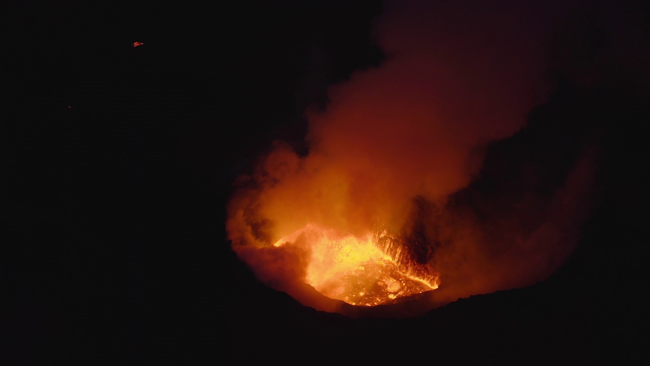 火山喷发的烟雾和熔岩的无人机视频素材