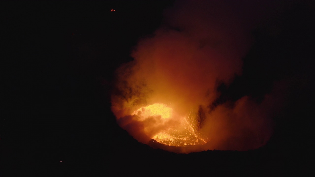 火山喷发的烟雾和熔岩的无人机视频素材