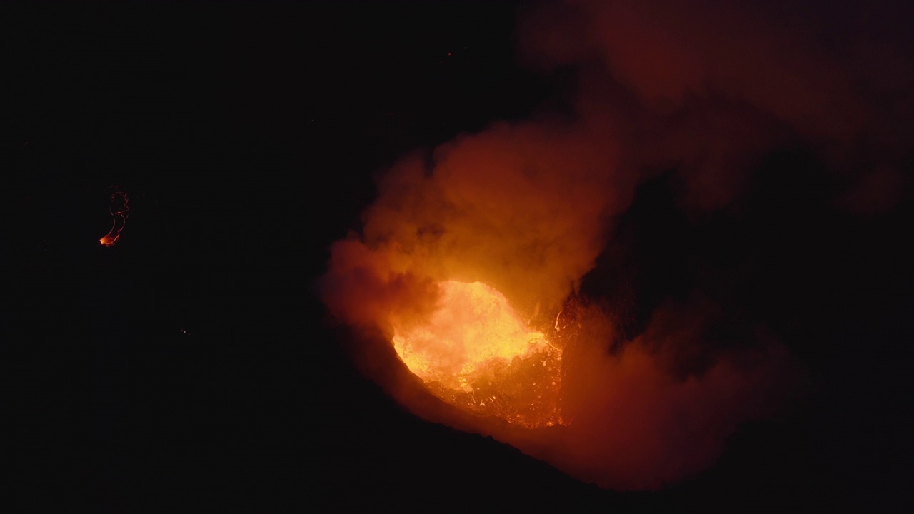 火山喷发的烟雾和熔岩的无人机视频素材