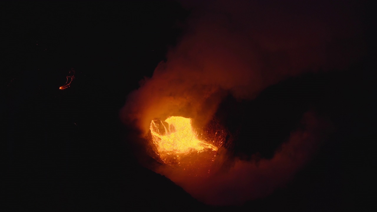 在喷发火山的熔岩火山口上空的无人机视频素材