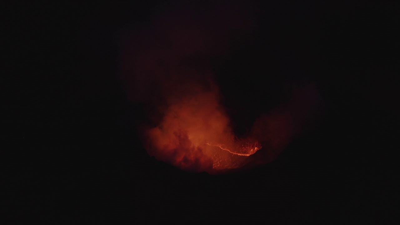 在喷发火山的熔岩火山口上空的无人机视频素材