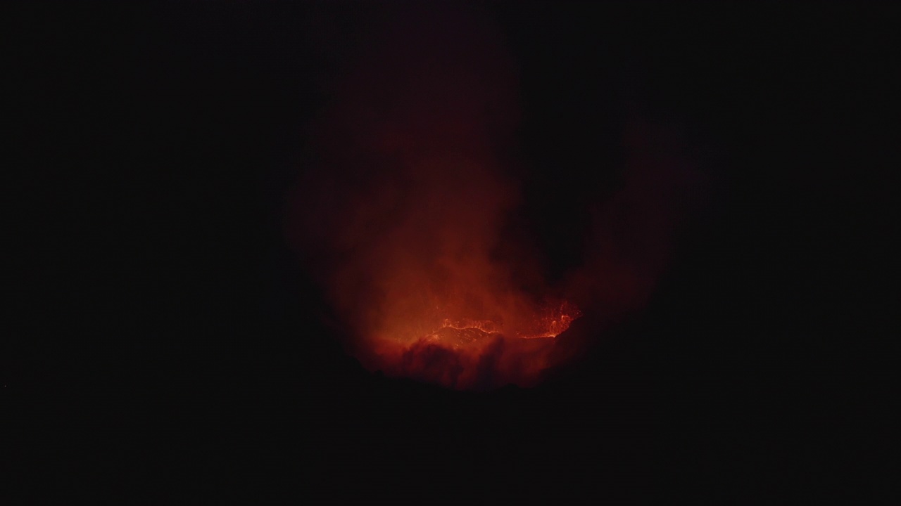 在喷发火山的熔岩火山口上空的无人机视频素材