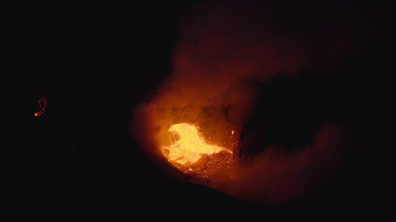 在喷发火山的熔岩火山口上空的无人机视频素材