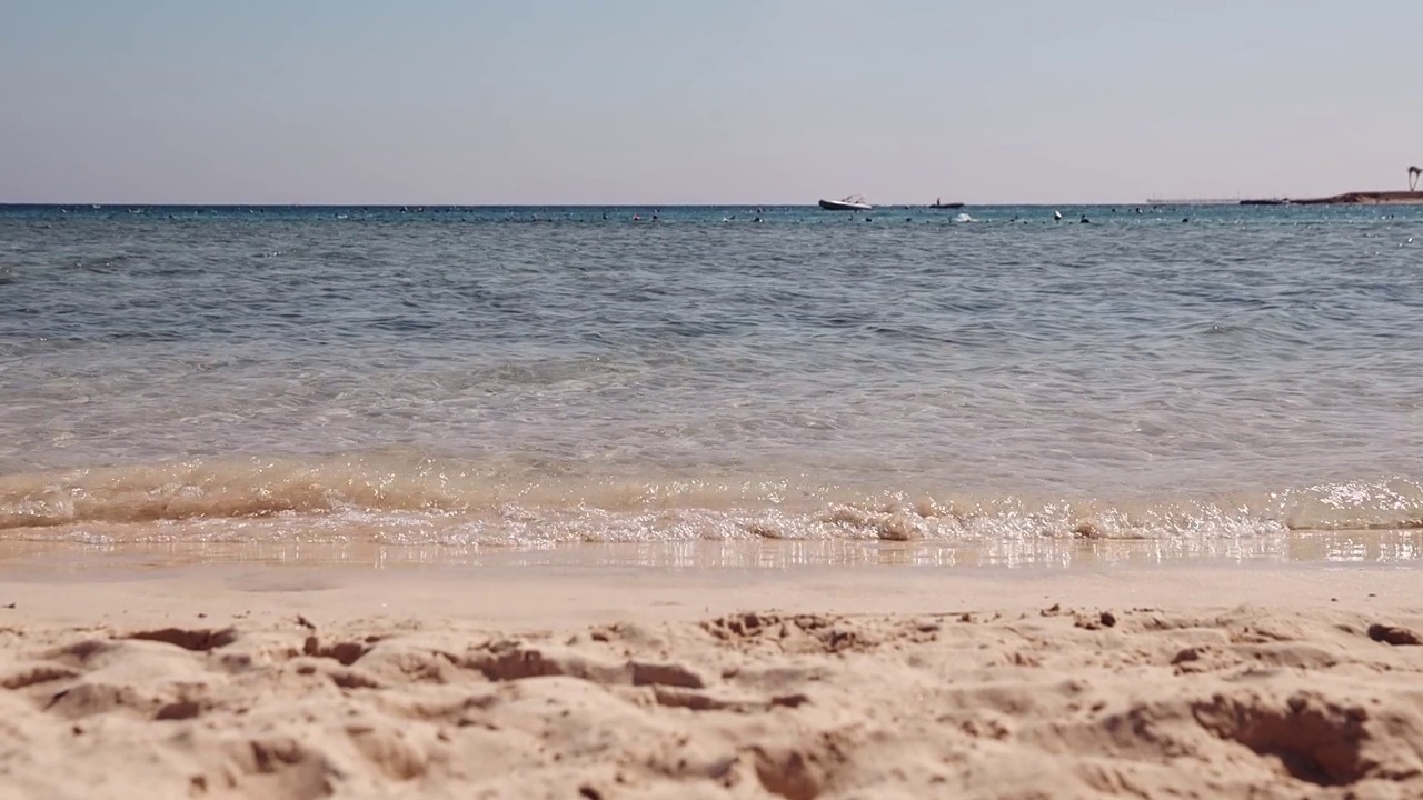 埃及海滩和红海。在夏天的一天，沙滩上的沙滩景观视频素材