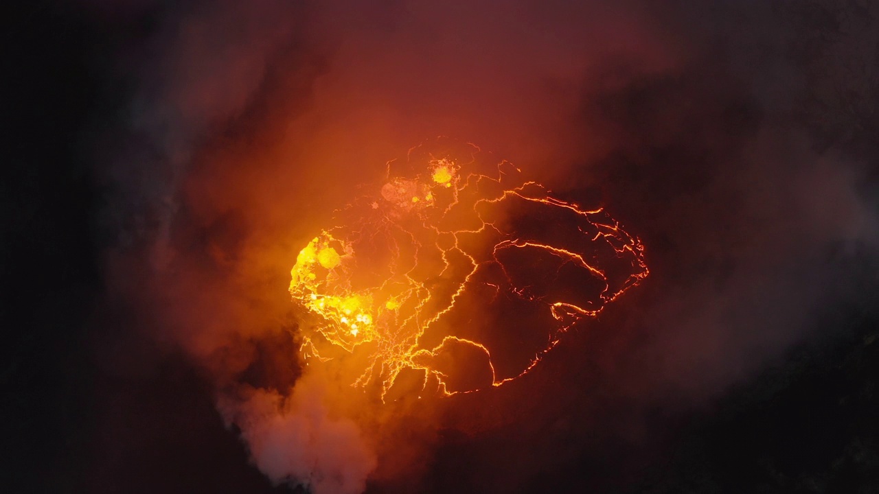 火山喷发的烟雾和熔岩的无人机视频素材