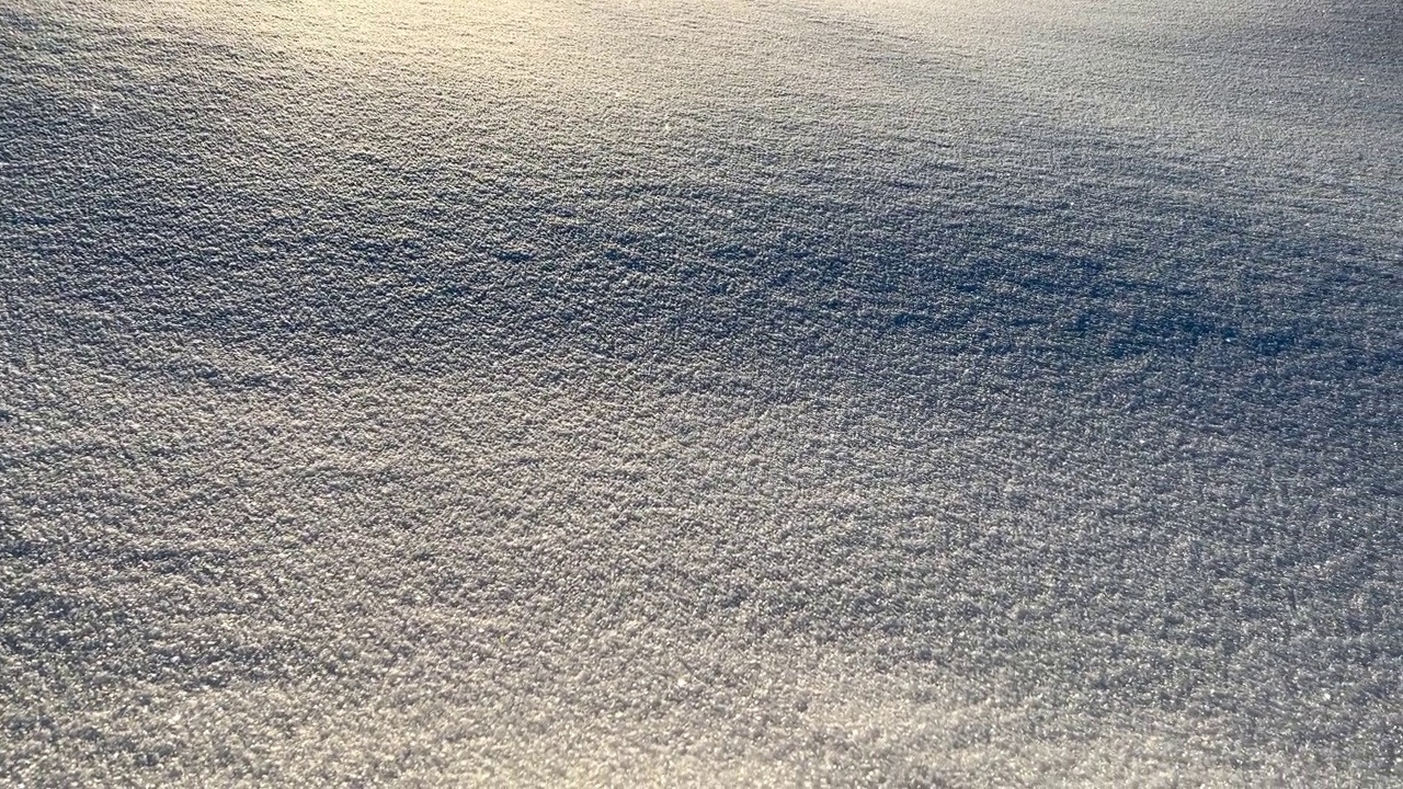 白雪覆盖的表面在阳光下闪闪发光。雪特写视频素材