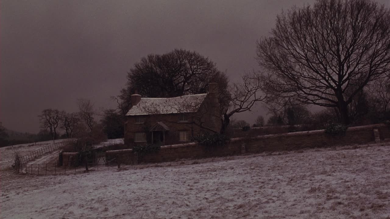 英国乡间古色古香的乡村别墅。雪，干草田或草地，栅栏，墙。视频素材