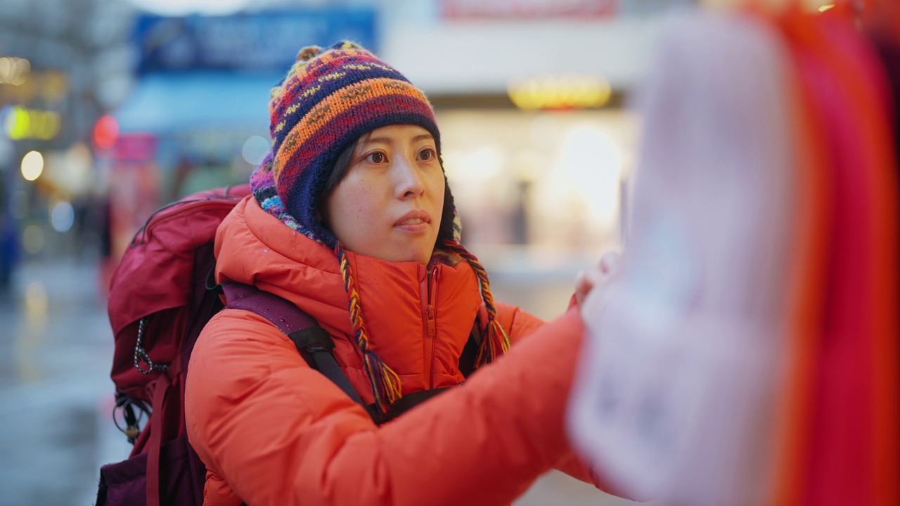 年轻的女游客在冬天的城市购物视频素材