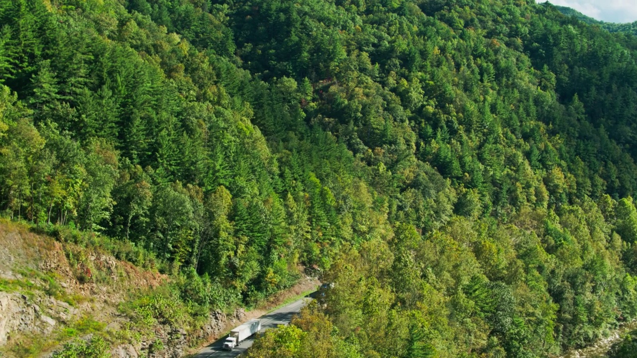 无人机在阿巴拉契亚山脉拍摄到的I-40公路视频素材